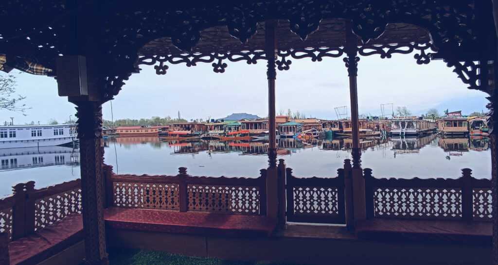 Srinagar Houseboats: Experience Timeless Elegance on Dal Lake
